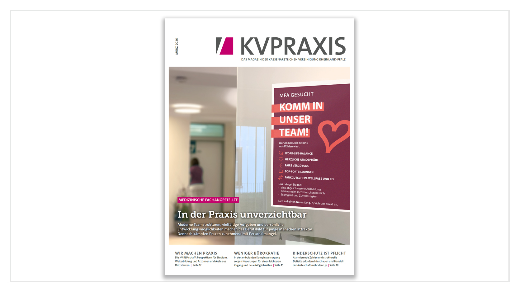 KV PRAXIS | Titel | Ausgabe März 2026 In einer Praxis hängt ein Stellengesuch für eine MFA mit dem Titel "Komm in unser Team".