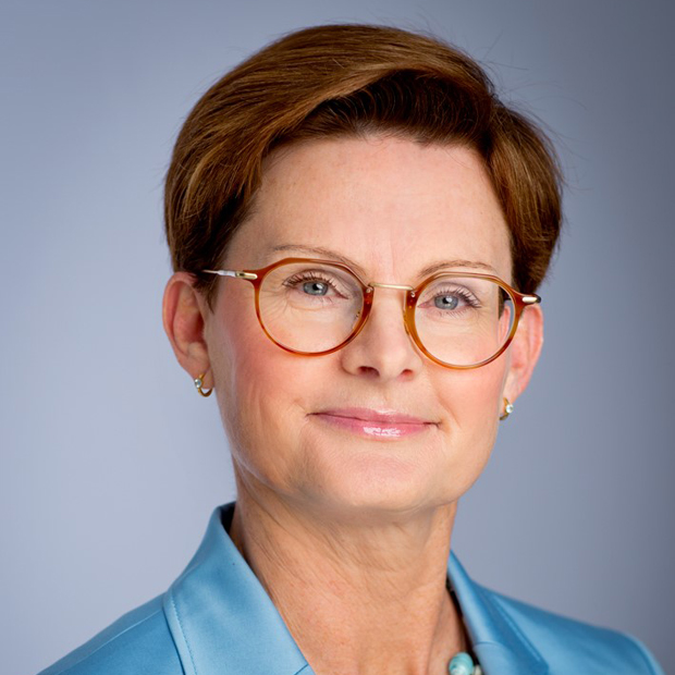 Portrait Dr. Barbara Römer: mittleres Alter, kurze Haare, Brille, Blazer. Sie lächelt in die Kamera.