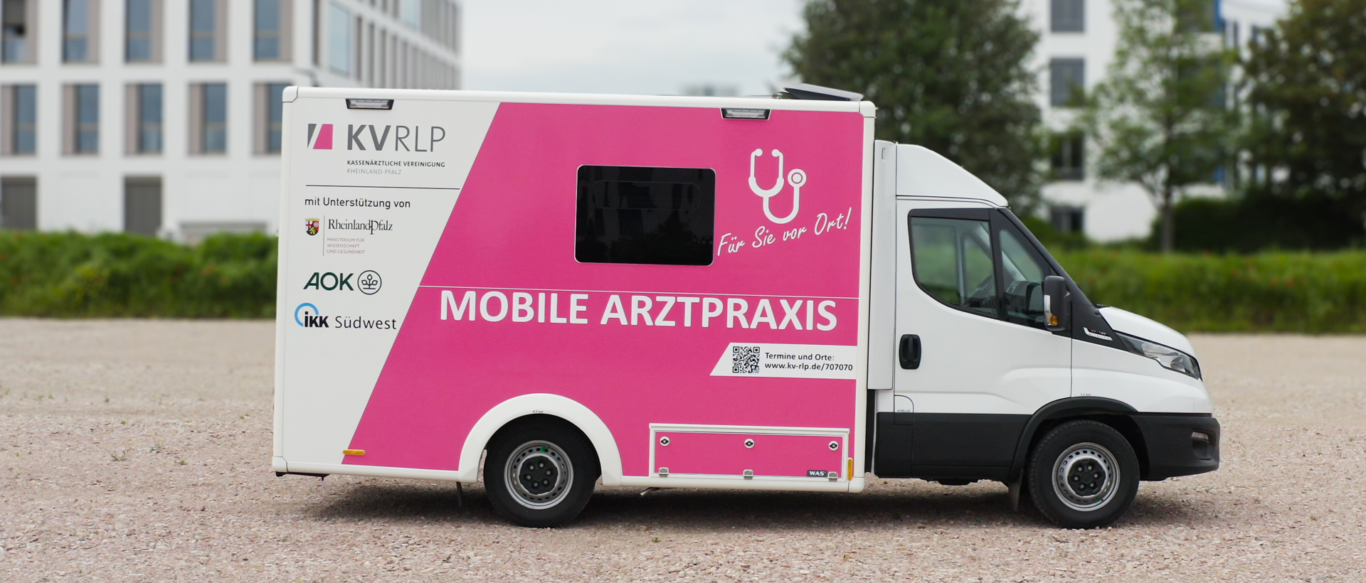 Außenansicht eines Transporters mit Kastenaufbau mit Schriftzug mobile Arztpraxis