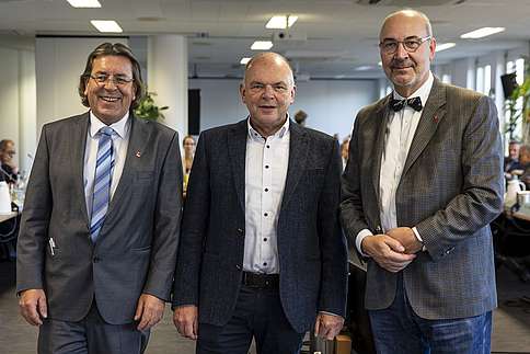 Gruppenfoto des KV RLP-Vorstands KV RLP: 3 Männer in höherem Alter im Anzug, stehend im Sitzungssaal