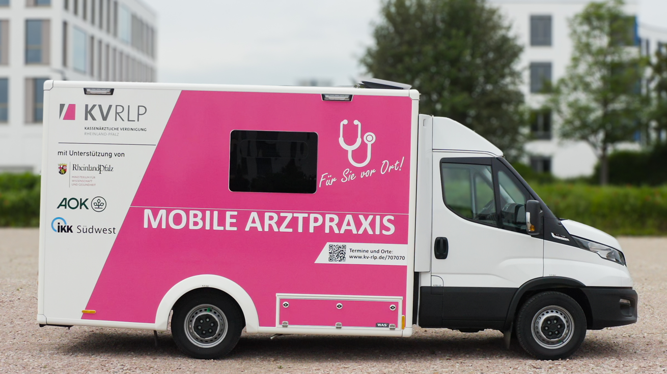 Mobile Arztpraxis Außenansicht eines Transporters mit Kastenaufbau mit Schriftzug mobile Arztpraxis