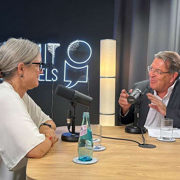 Dr. Andreas Bartels und Prof. Dr. Irit Nachtigall sitzend am Hochtisch im Studio