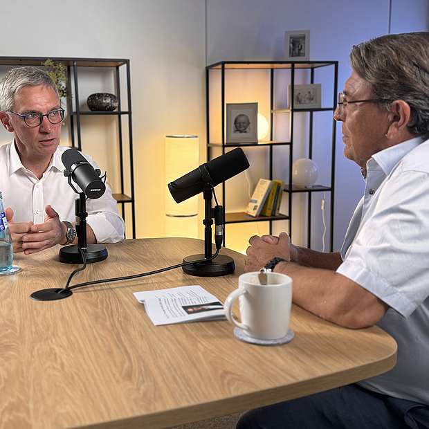 Dr. Andreas Bartels und Prof. Dr. Thomas Kolb sitzend am Hochtisch im Studio