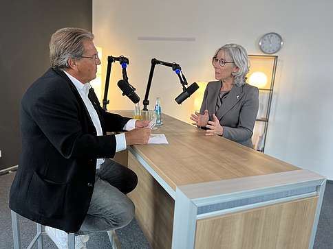 Dr. Andreas Bartels und Gabriele Regina Overwiening am Hochtisch sitzend im Studio